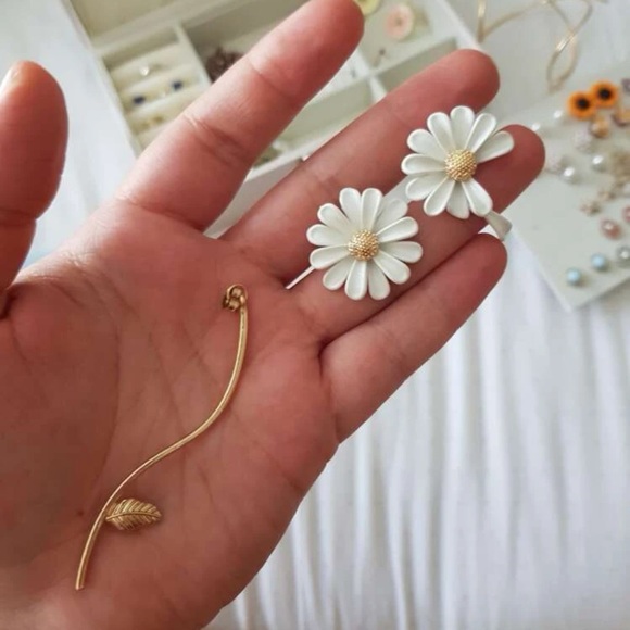 Daisy Bloom Mismatched Drop Stud Earrings - Picture 9 of 16